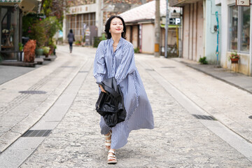 沖縄旅行でやちむん通りを散策する女性