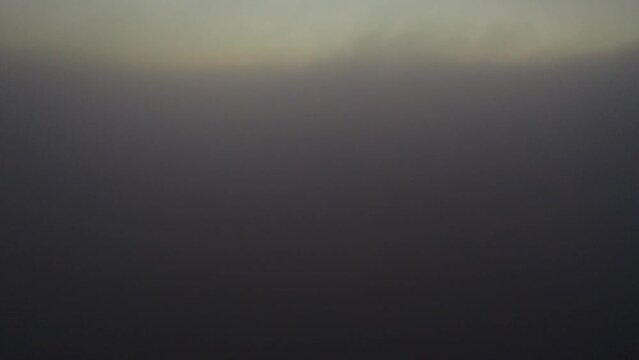 Drohnenflug über den Wolken bei Sonnenuntergang 