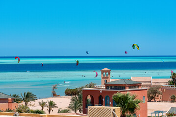 Kitesurfer und Foiler vor der Skyline (Stadtkulisse) von El Gouna, Ägypten und den Red Sea...