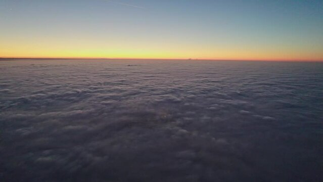 Drohnenflug über den Wolken bei Sonnenuntergang 