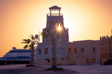 Leuchtturm von El Gouna, Ägypten in der Marina am Roten Meer zum Sonnenuntergang mit Sonnenstrahlen