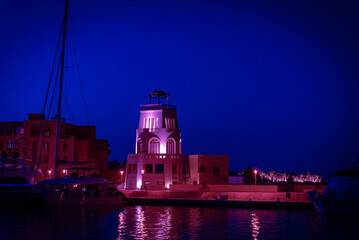 Leuchtturm von El Gouna, Ägypten in der Marina am Roten Meer in der Abenddämmerung (Blaue Stunde)...
