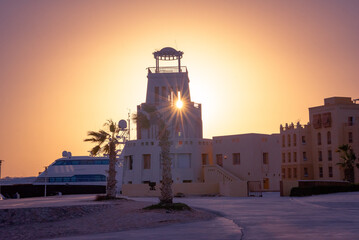 Leuchtturm von El Gouna, Ägypten in der Marina am Roten Meer zum Sonnenuntergang mit Sonnenstrahlen