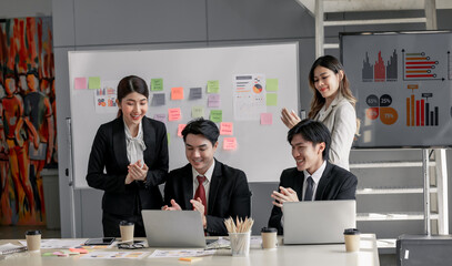 When an agile business team's performance receives positive client feedback and meets expectations, each member is excited and celebrates enthusiastically. The business team's milestone celebration.