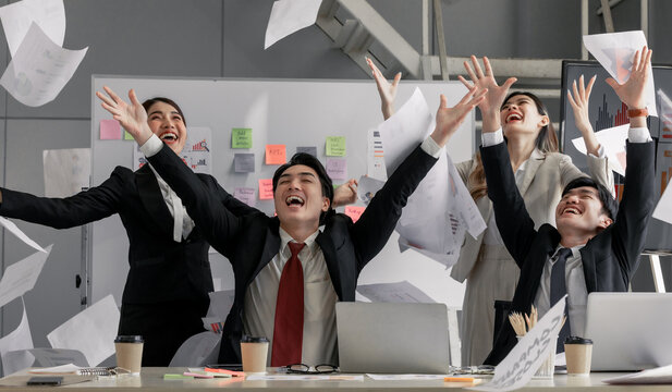 When an agile business team's performance receives positive client feedback and meets expectations, each member is excited and celebrates enthusiastically. The business team's milestone celebration.