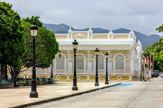 Plaza P&uacute;blica Cristobal Col&oacute;n en Guayama, Puerto Rico.