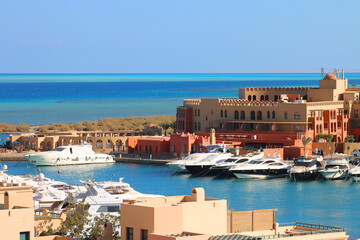 Boote und Jachten sowie Häuser im nubischen Baustil in der Marina von El Gouna, Ägypten. 