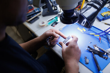 Techniker repariert und testet smartphone chip in Werkstatt