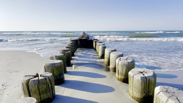 K&uuml;ste an der Ostsee mit Holzbuhnen