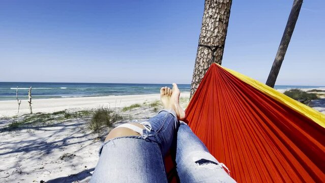 barfu&szlig; in der H&auml;ngematte am Ostseestrand