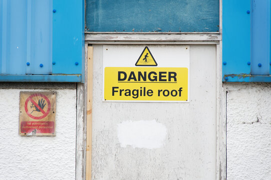 Roof safety sign warning of danger to the public