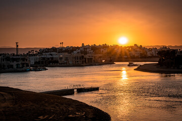Fototapeta premium Stadtbild von El Gouna, Ägypten, vom Marina Hill aus mit nubischen Häusern zum Sonnenuntergang