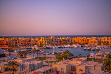 Stadtbild von El Gouna, Ägypten, vom Marina Hill aus mit nubischen Häusern, Yachten und Booten...