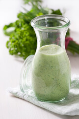 Frankfurter Grüne Sauce im Glas mit Kräuterbund