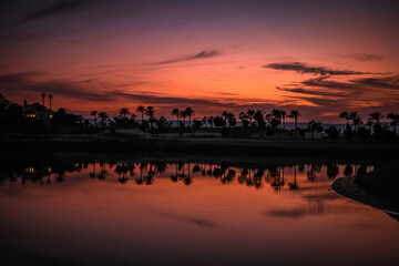 Sonnenuntergang an der Lagune bei Ancient Sands in El Gouna, Ägypten. Die LAndschaft mit den...