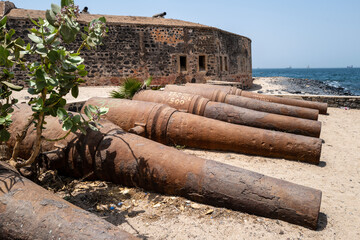 Les vieux canons du fort qui défendait l'île de Gorée au large de Dakar au Sénégal en Afrique