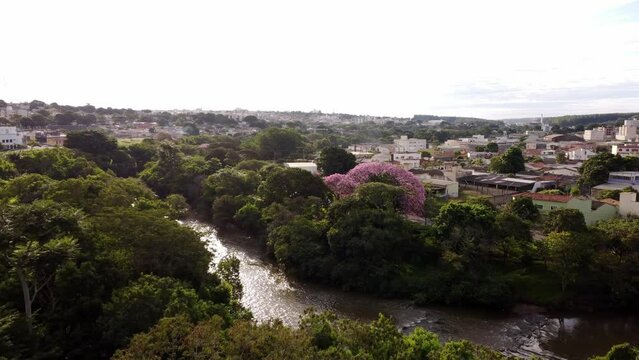 Rio Uberabinha cercado pela natureza no meio da cidade de Uberl&acirc;ndia Minas Gerais