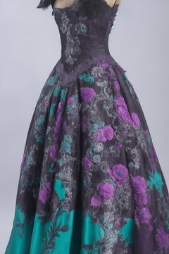 IA generativa Vestido con flores moradas y azules, encaje met&aacute;lico y esquema de color morado y negro