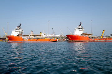 des bateaux dans le port de Dakar au Sénégal en Afrique