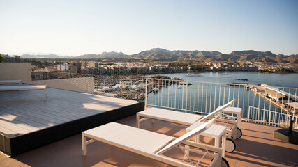 Vistas al mar desde una terraza en un ático con hamacas