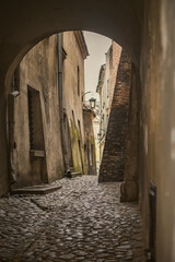 Zaułek z kostką brukową w Lublinie - obrazy, fototapety, plakaty