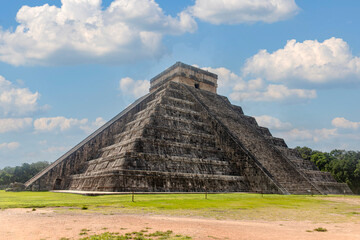Fototapeta na wymiar The fantastic and incredible castle (Temple of Kukulkan) of Chichen Itza, Mayan pyramid in Yucatan, Mexico. Travel concept. Mayan ruins and civilization.
