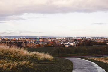 Fototapeta na wymiar Edinburgh, Edimburgo - Capitale della Scozia. Tramonto e vista dalla collina di Holyrood Park. 