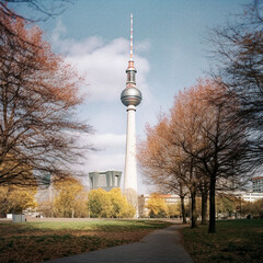 Obraz premium The Fernsehturm in Berlin in the background - generative ai