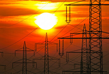 Sonnenuntergang mit Hochspannung