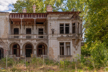 Obraz premium Desolate Remnants Abandoned Serbian Manor Forgotten Relics: Deserted Serbian Mansion Abandoned Echoes: Serbian Estate in Ruins