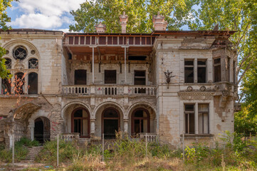 Obraz premium Desolate Remnants Abandoned Serbian Manor Forgotten Relics: Deserted Serbian Mansion Abandoned Echoes: Serbian Estate in Ruins