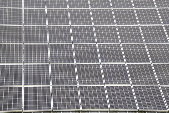 Eine monokristalline Photovoltaikanlage hat einen höheren Wirkungsgrad als Polykristalline Solarmodule. Es kann grüner Wasserstoff produziert werden. Sie tragen zum wesentlichen Schutz der Umwelt bei