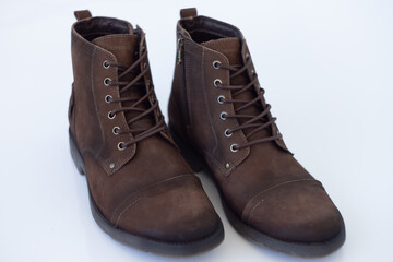 Bota masculina de couro marrom com cadarços, frontal para mockup