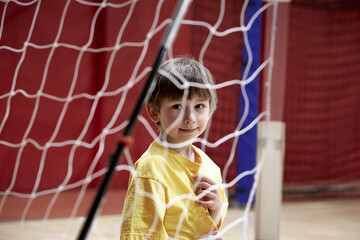 Passion sportive : Enfant de sept ans sur un terrain de handball