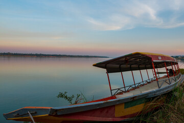 Fototapeta na wymiar メコン川の岸辺に放置された遊覧船