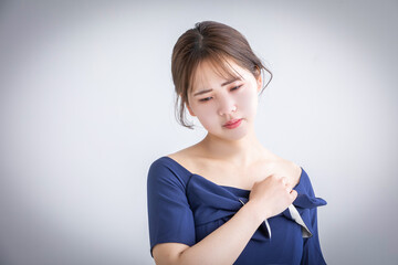 woman with shoulder pain　肩を痛めた女性