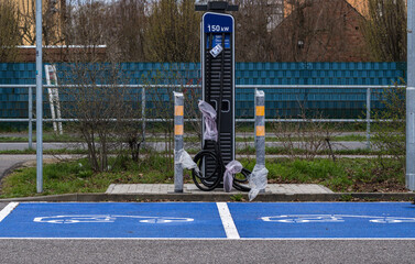 Eine E-Ladestation neu aufgestellt für 150 KW Ökostrom