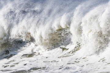 Huge ocean waves. - 595736890