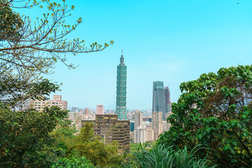 Obraz premium Beautiful of Taipei city from Elephant Mountain or Xiangshan, landmark and popular attractions. Taiwan Travel, vacation and Trip concept