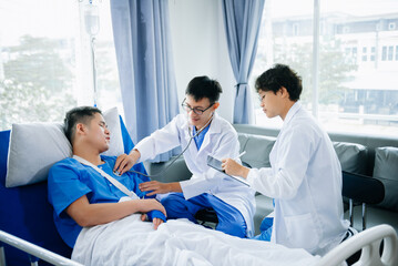 Obraz premium Hospital Ward Male and Male Professional Asian Doctors Talk with a Patient, Give Health Care Advice, Recommend Treatment Plan with Advanced Equipment