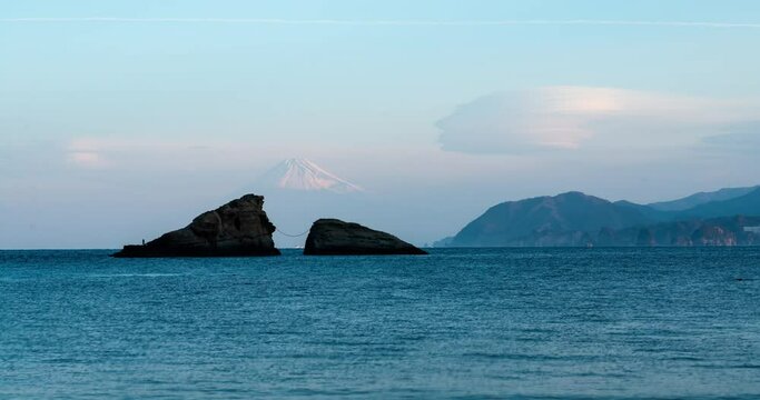 西伊豆松崎町雲見より望む駿河湾越しの富士山と吊るし雲のタイムラプス映像（フィックス）