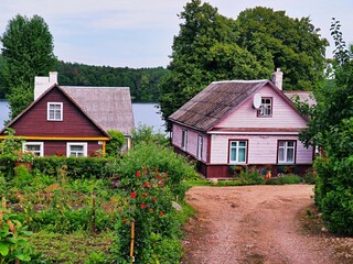 Fototapeta na wymiar Wiejskie domki w Trokach na Litwie 