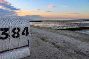 Strandkorb bei Ebbe an der Nordsee