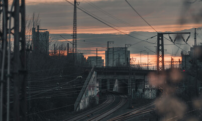 Fototapeta na wymiar Zugstrecke im Sonnenuntergang