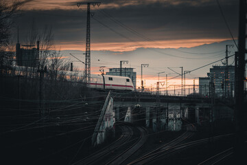 Fototapeta na wymiar Zugstrecke im Sonnenuntergang