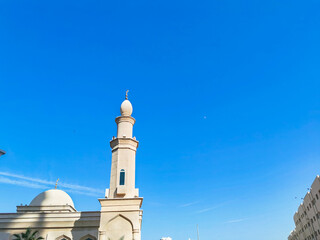 Fototapeta na wymiar beautiful mosque with blue sky