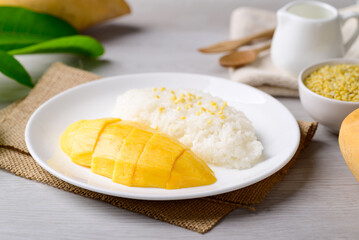 Mango sticky rice, Thai dessert (Khao Niew Mamuang)