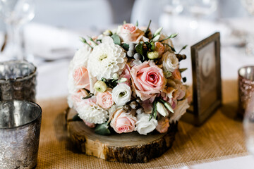 weiß rosa Brautstrauß mit Rosen