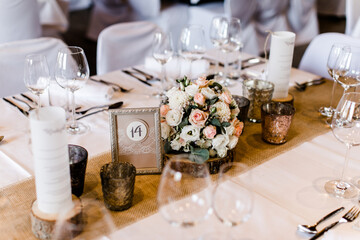 Wunderschöne Tischdeko bei Hochzeitsfeier im Restaurant