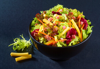 Gemischter Salat mit Kaesestreifen und Schinkenwuerfeln